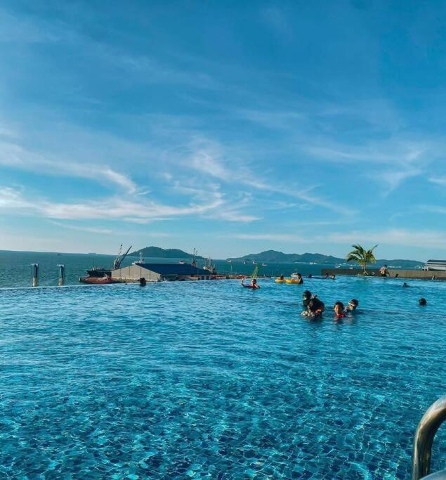 Sea&Pool View Stunning Homestay, Wifi, Netflix Near Malls, Jetty, Convenient Stores Kota Kinabalu Ngoại thất bức ảnh